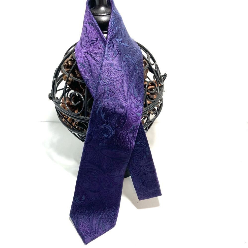 RYAN SEACREST Distinction Silk Necktie Tie Purple Paisley 57 x 3 inches